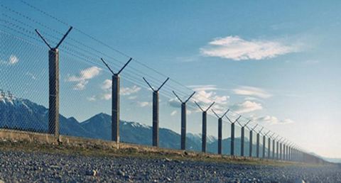 An electrified fence as an illustration of the scientific totalism